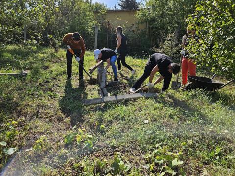 A Zöldövezettel együtt segítenek kollégáink szőlő metszésben, ásásban.