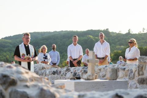 ROM Vándor Csákányospuszta templomrom átadó