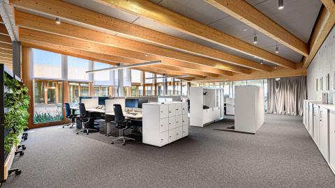 Tágas, nyitott open office tereink támogatják a hatékony együttműködést.