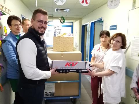 K&V munkatársak által gyűjtött játék adományok átadása 2024